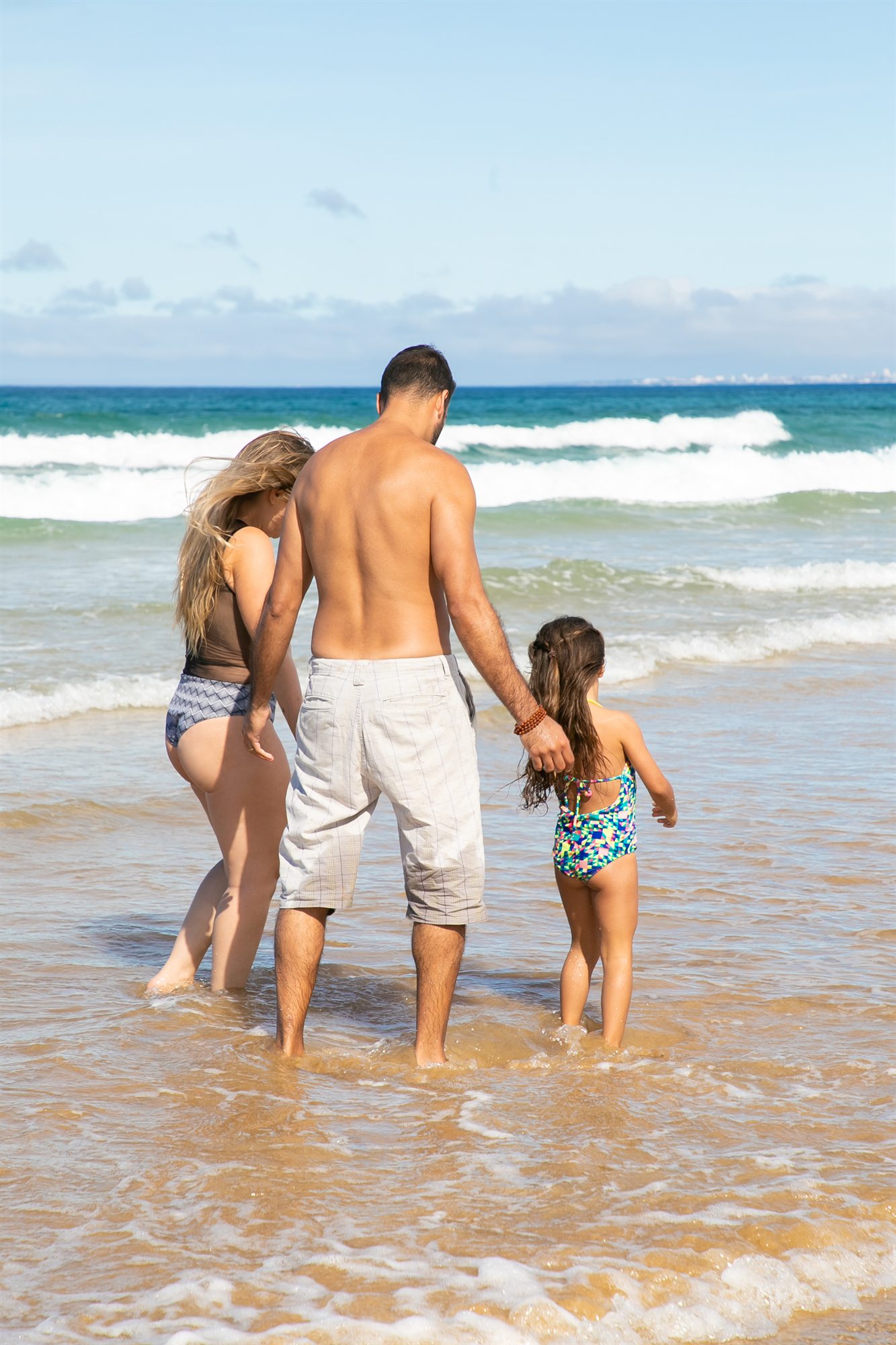 Une famille se baignant dans l'océan Atlantique