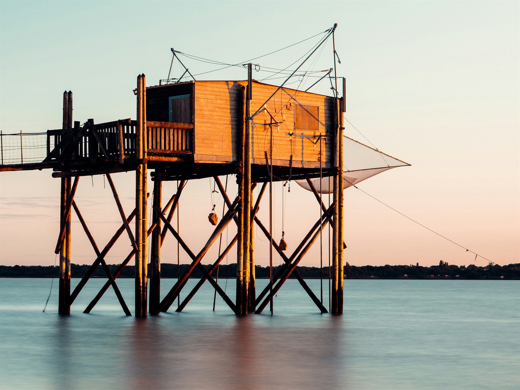 Un carrelet de pêche au coucher du soleil