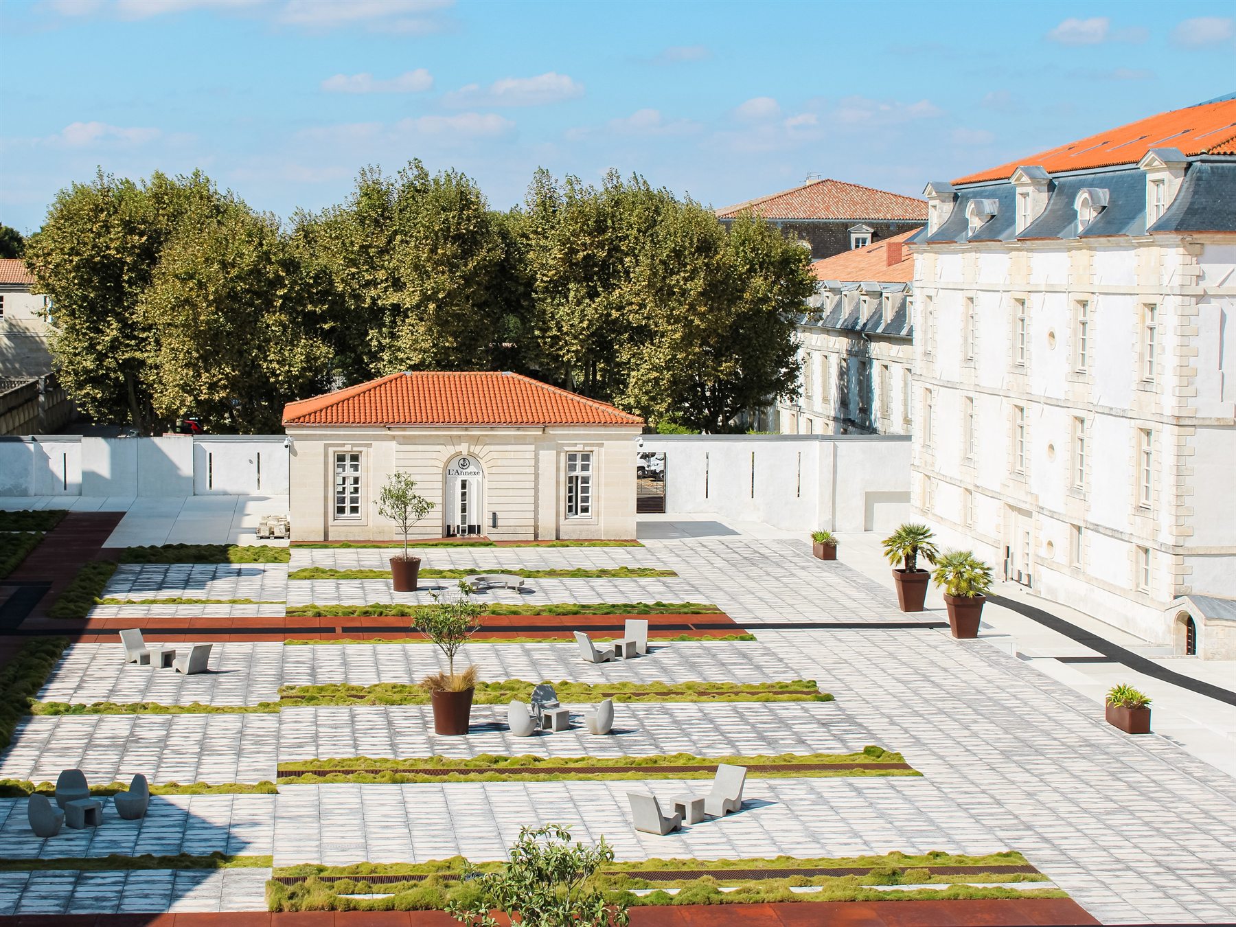 La cour et l'esplanade de la Résidence