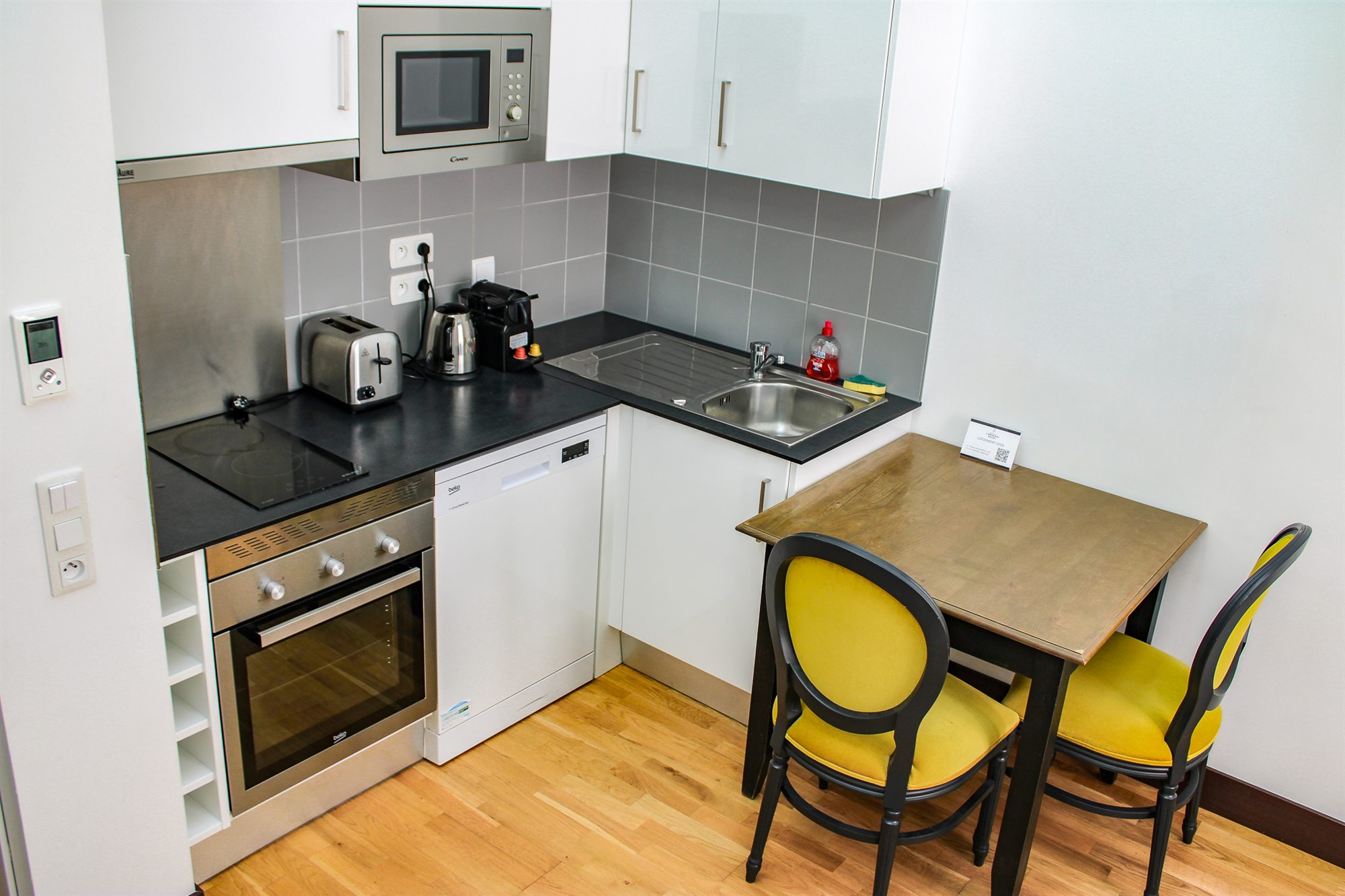 Plan de travail et rangements de la cuisine équipée du duplex