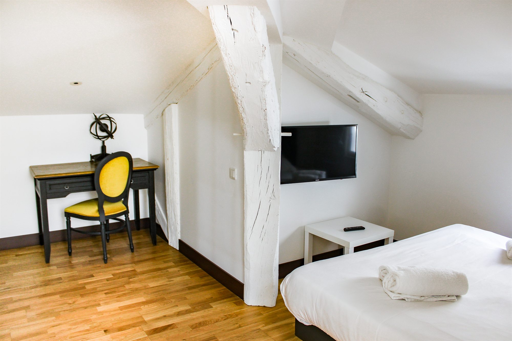 Espace nuit du duplex avec coin bureau et télévision