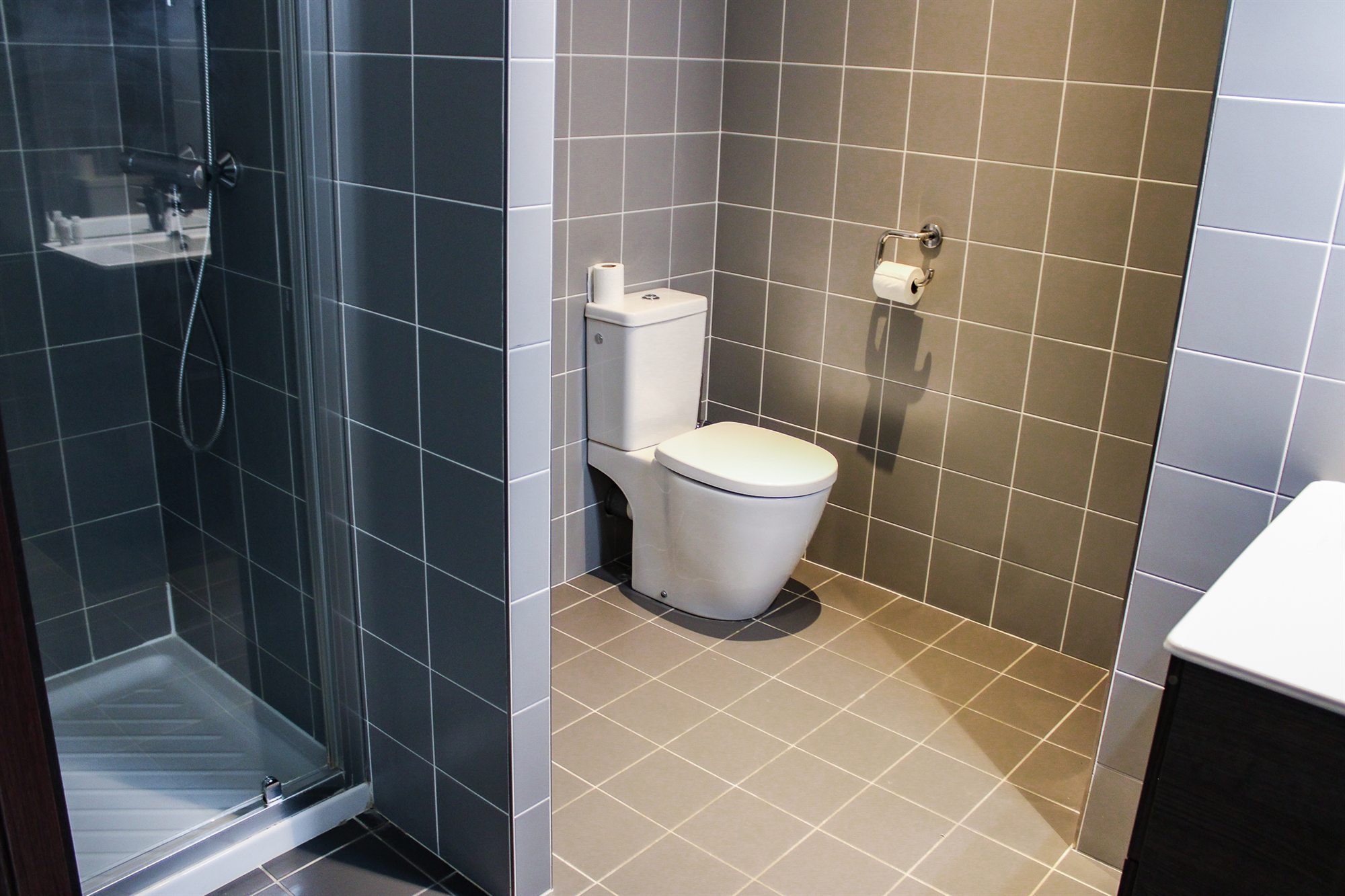 Salle d'eau avec douche et WC du duplex