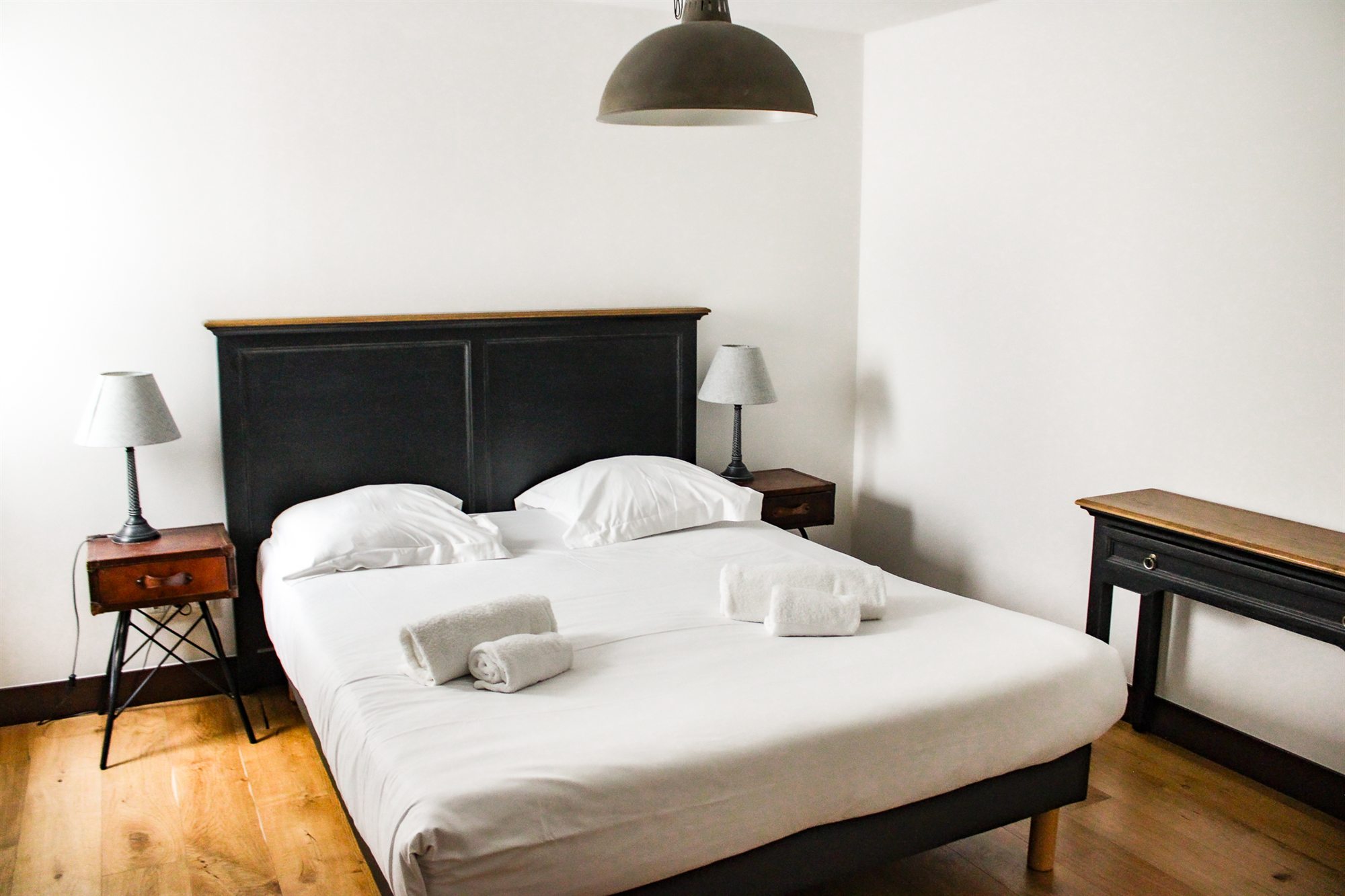 Seconde chambre équipée de deux lits séparables et de rangements intégrés