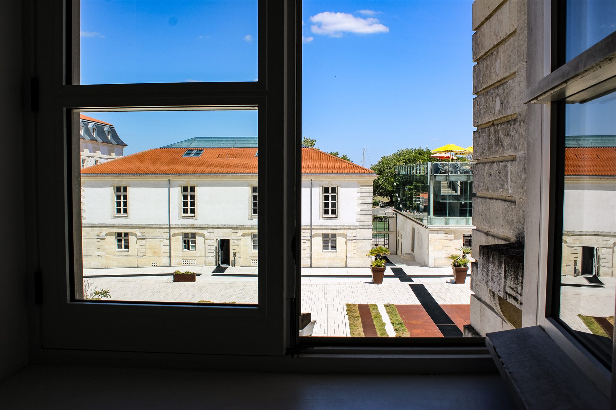 Vue depuis les fenêtres du T3 industriel sur le parvis de la Résidence