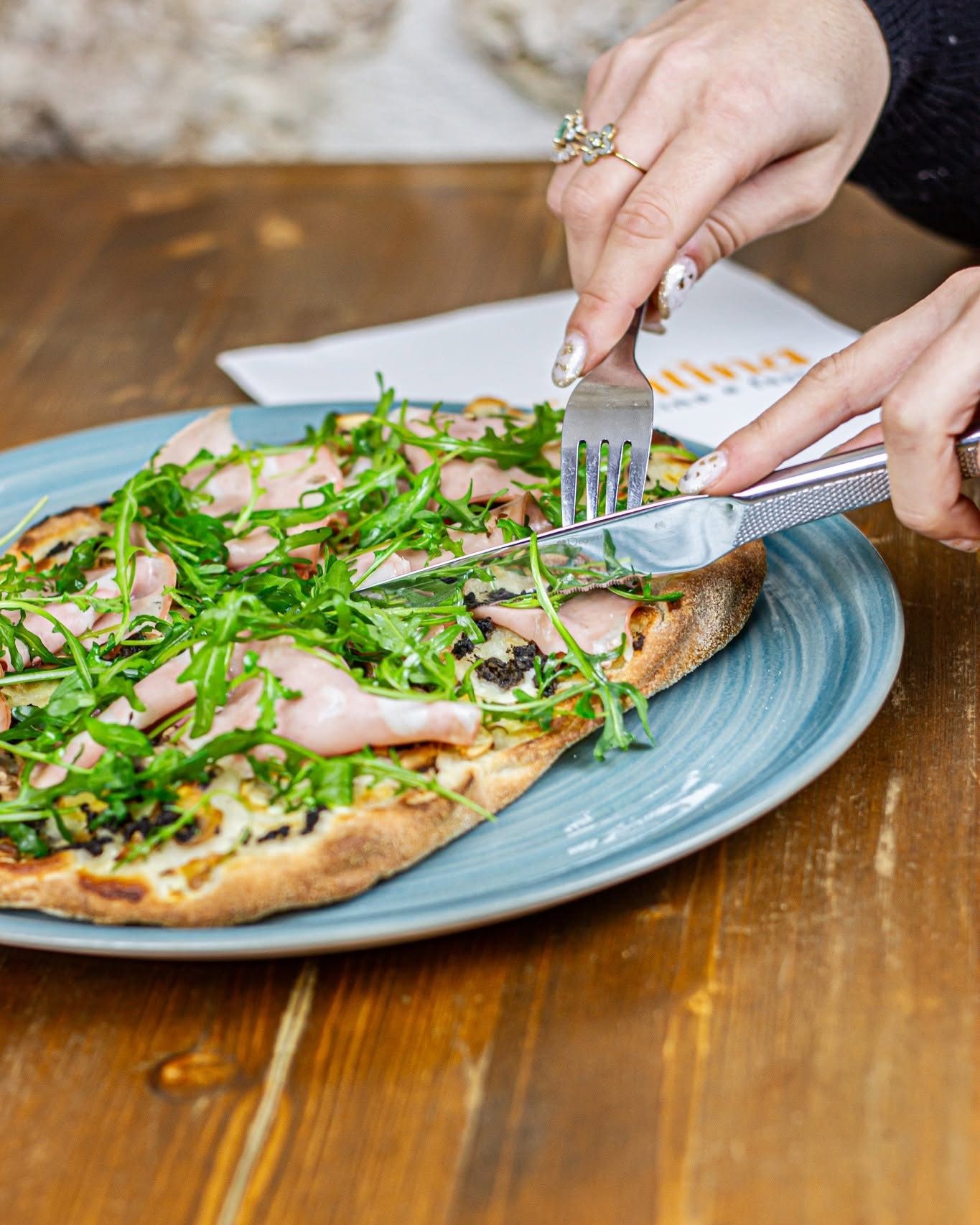 Pizza servie à La Cantina