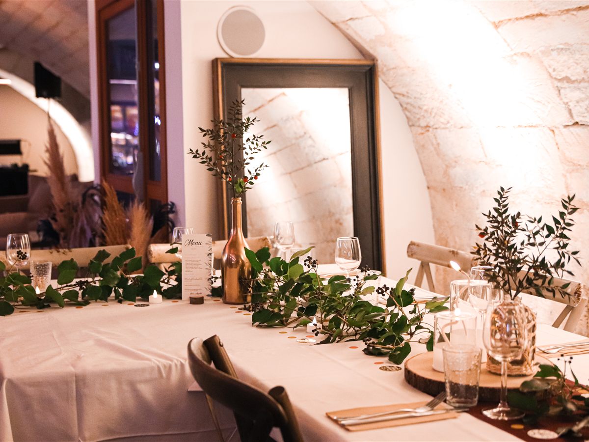 Table de fête du Salon décorée pour les fêtes de fin d'année