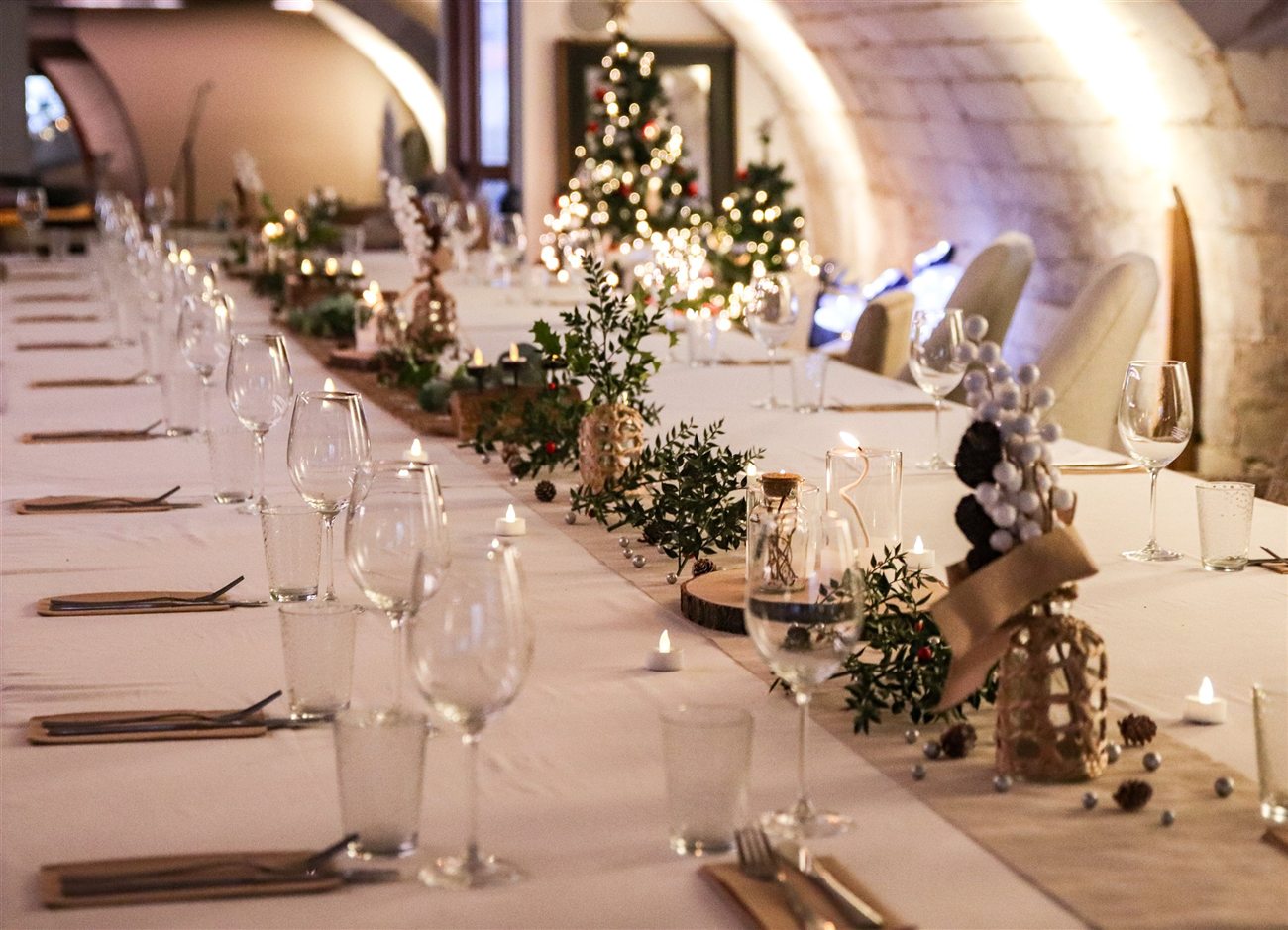 Longue table décorée pour Noël sous les voûtes du Salon