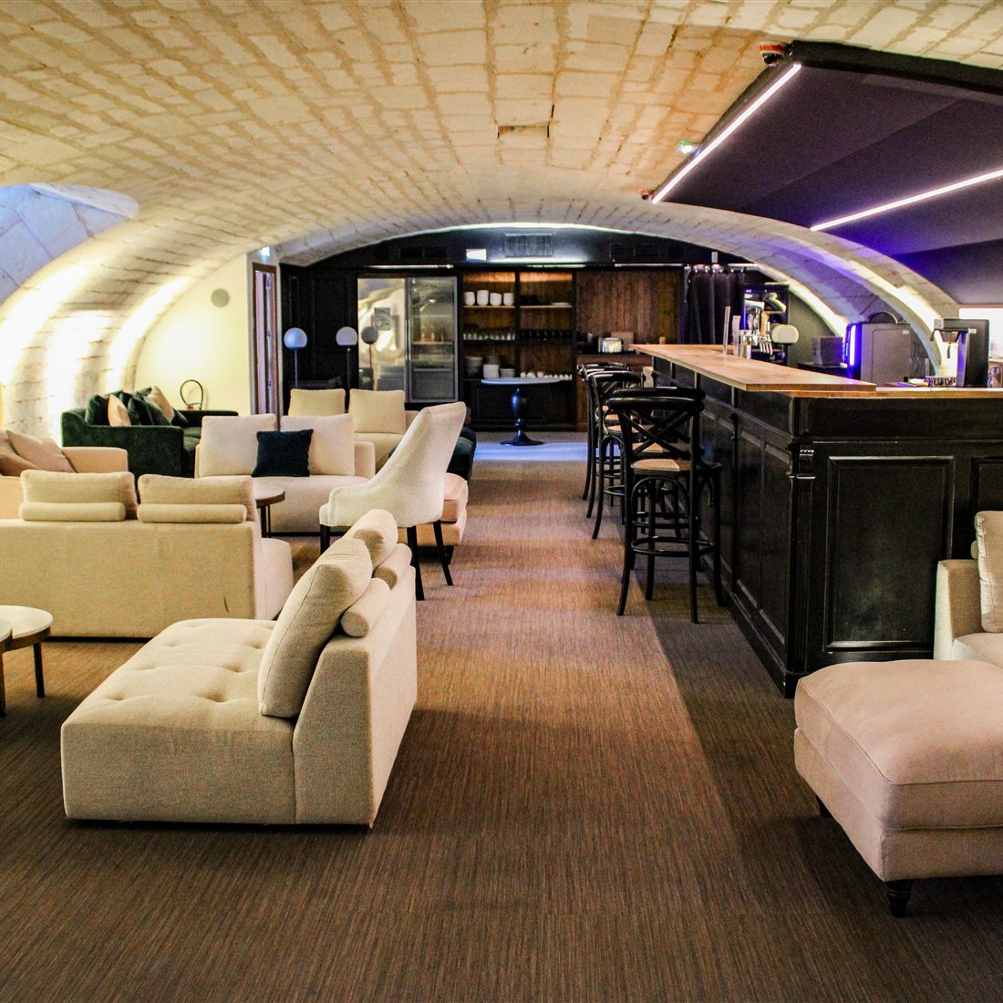 Le Salon de la Résidence de l'Arsenal Royal : espace lounge et bar sous les voûtes de pierre