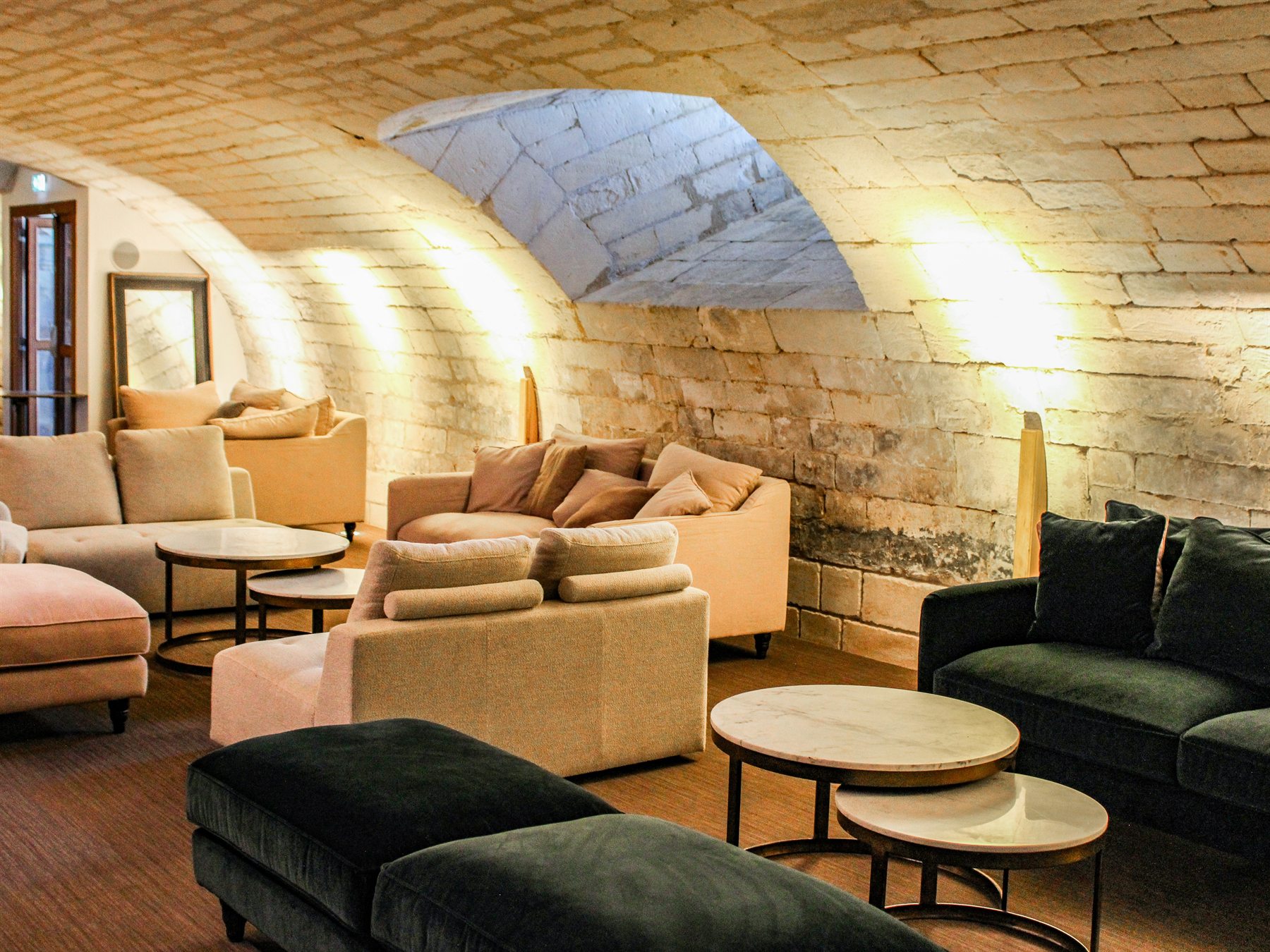 Espace lounge dans les caves voûtées