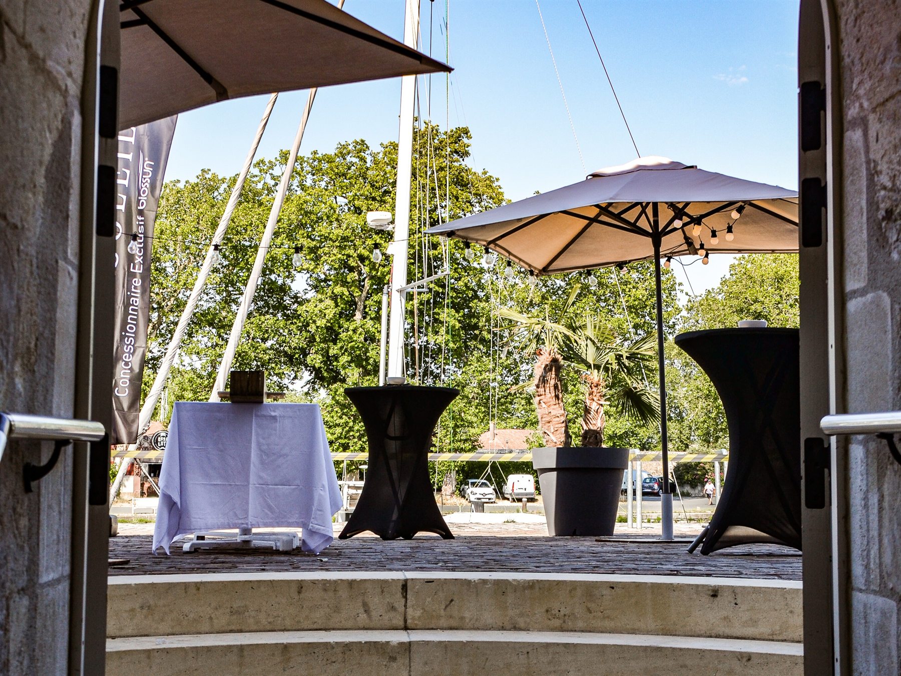 Cocktail en extérieur au bord du port