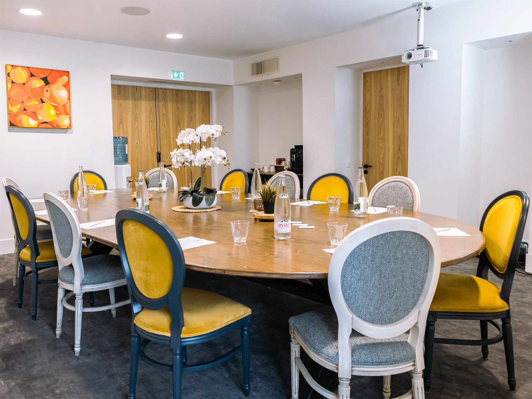 Salle de réunion en configuration table