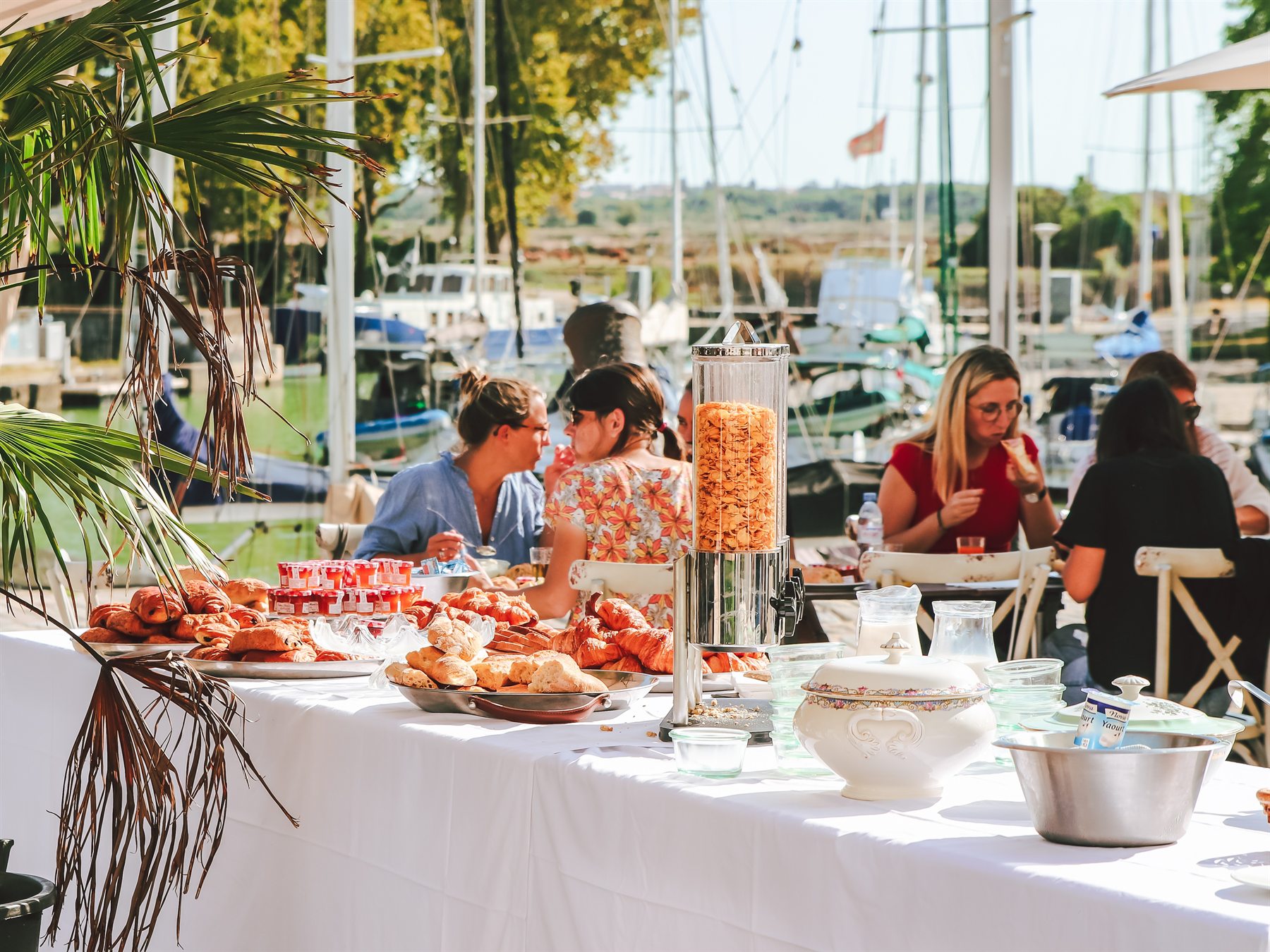 Buffet en extérieur face au port
