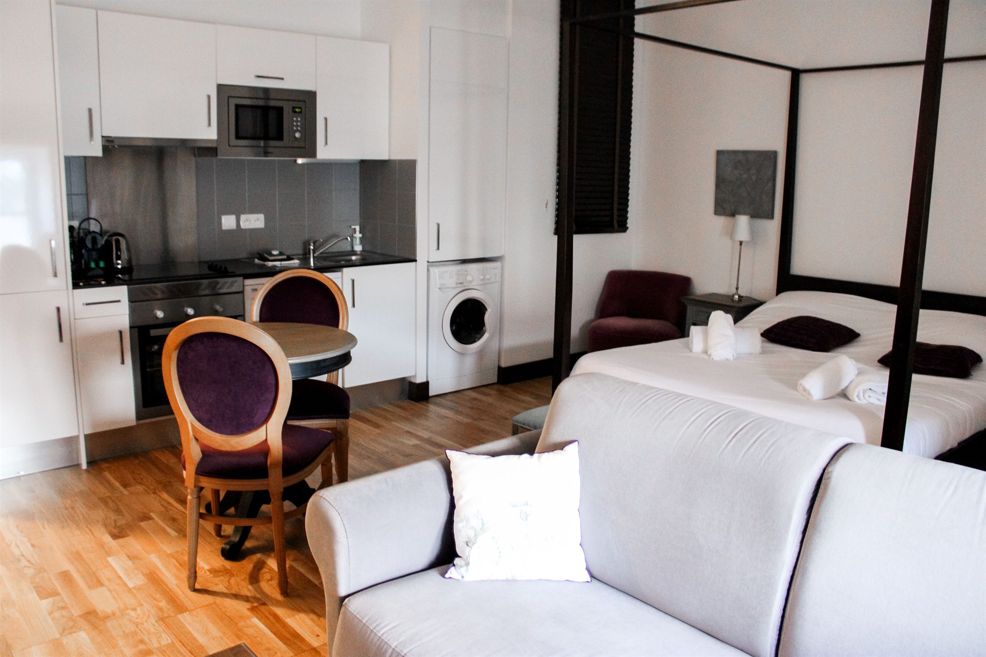 Studio T1 — coin cuisine avec table à manger et lave-linge