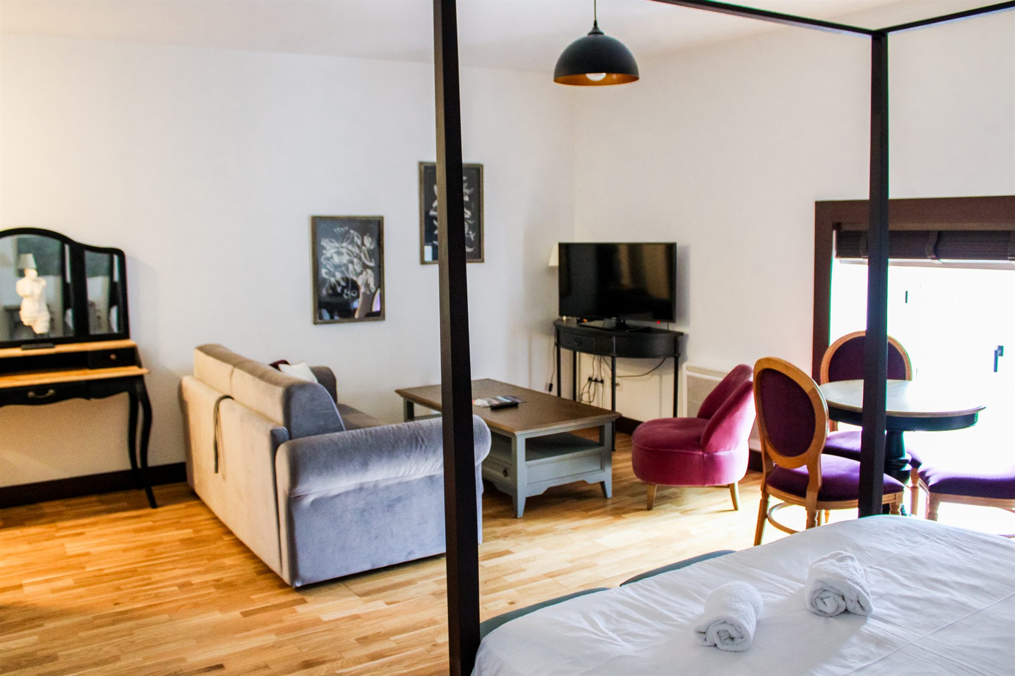 Studio T1 — le salon vu depuis le lit, ambiance chaleureuse