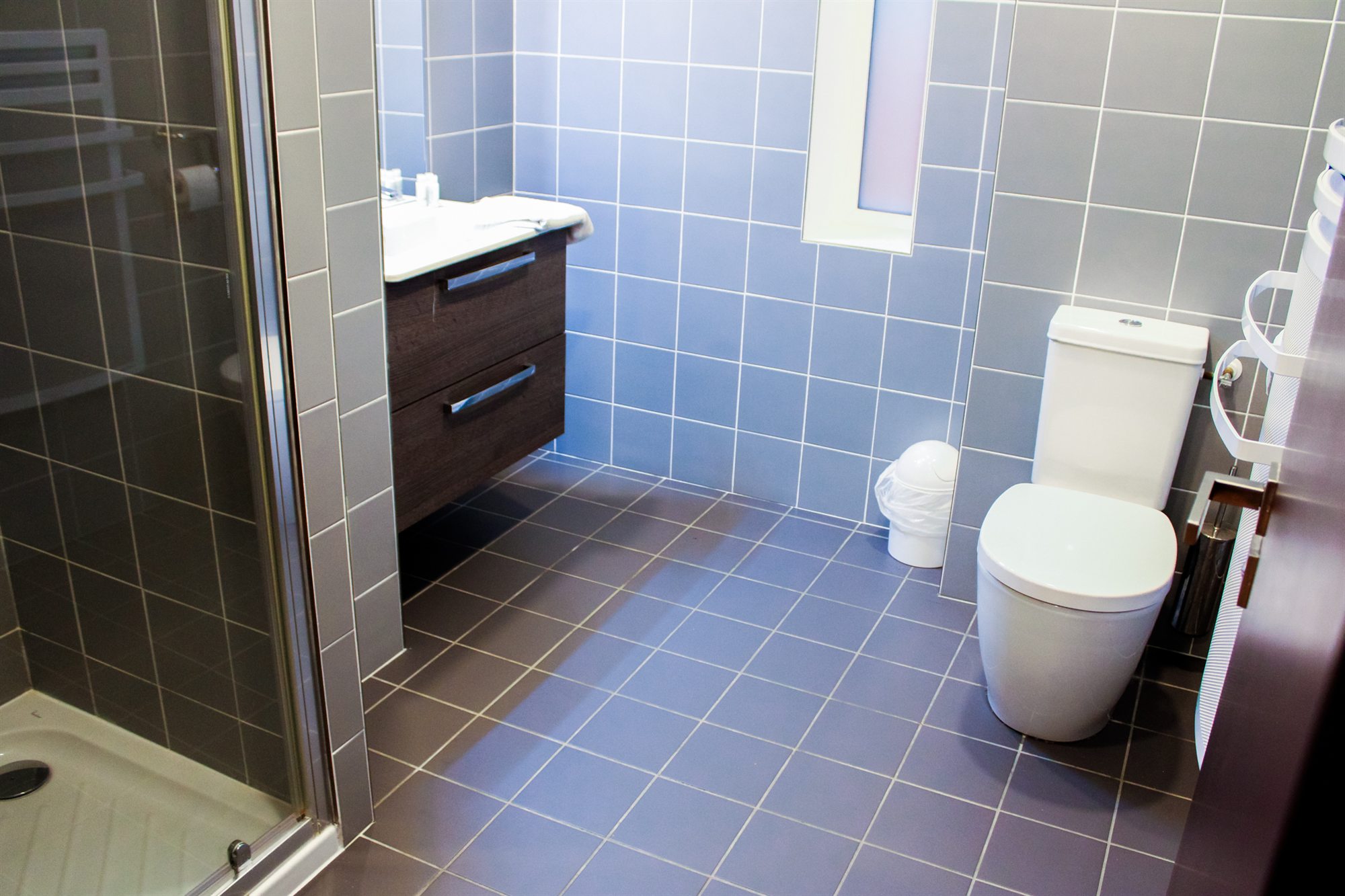Studio T1 — la salle d'eau carrelée avec douche à l'italienne