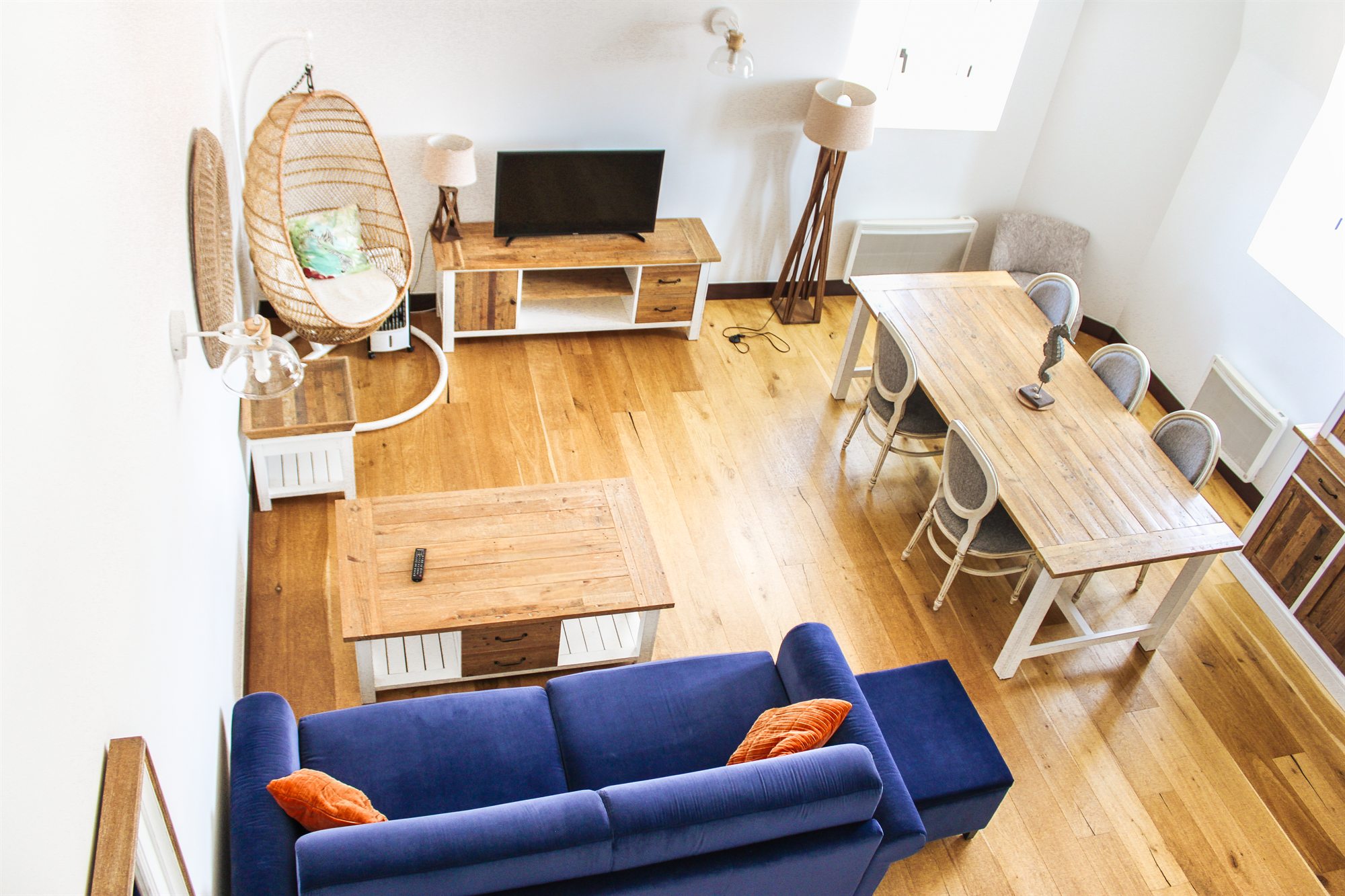 Appartement T2 — vue d'ensemble du séjour et du coin repas