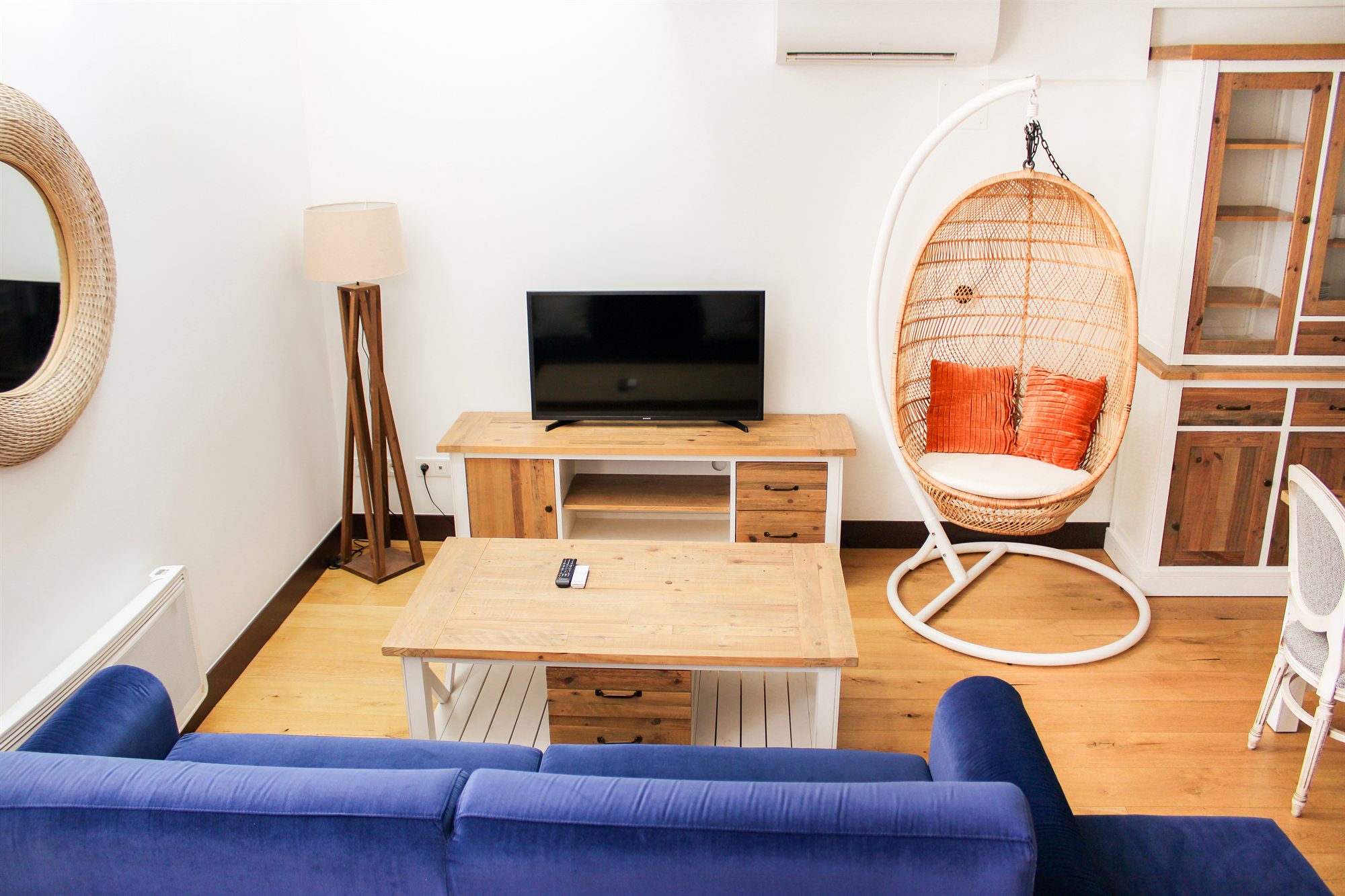 L'Appartement T2 de la Résidence de l'Arsenal Royal : le séjour lumineux avec fauteuil suspendu