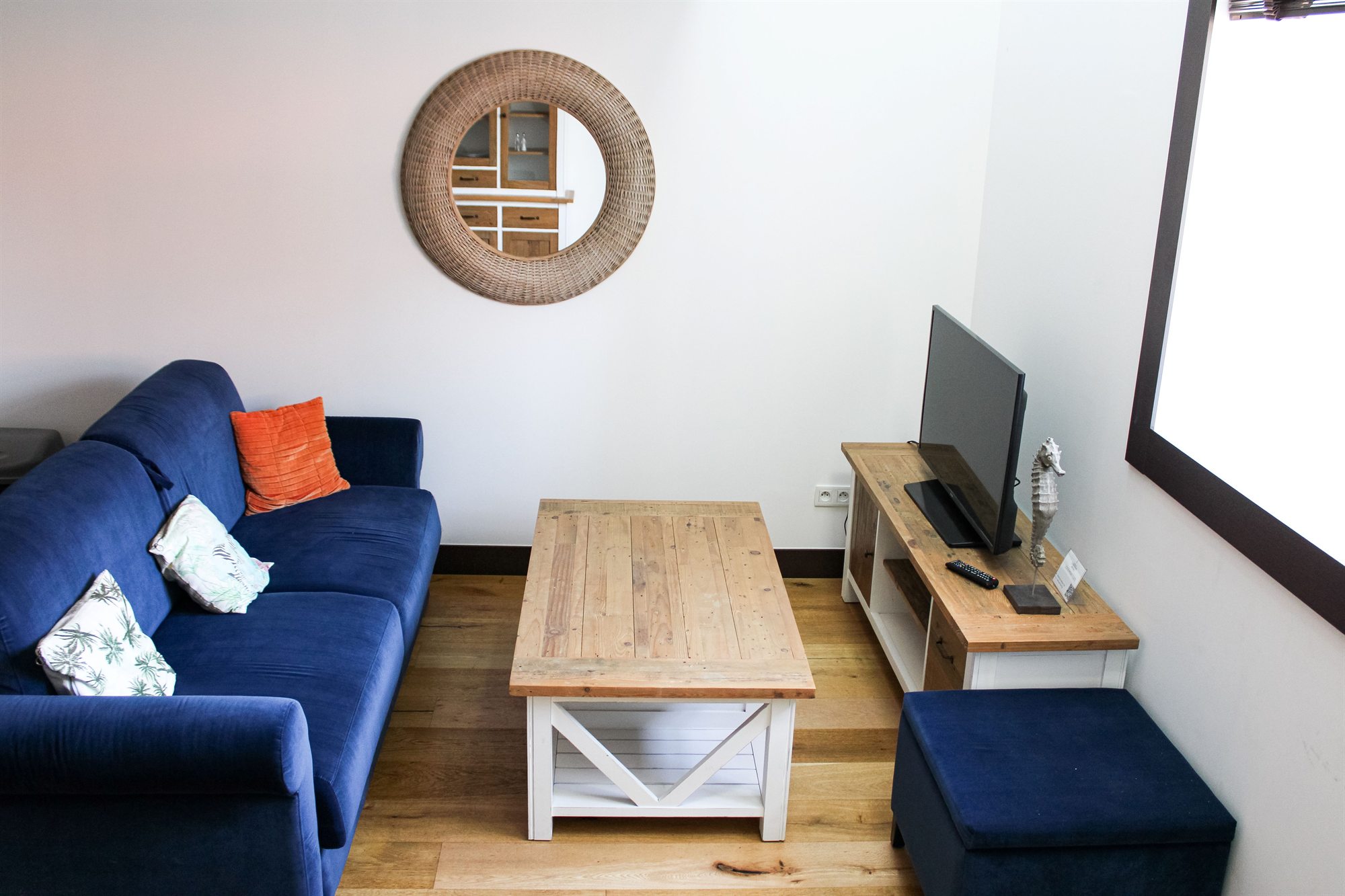 Appartement T2 — coin salon avec canapé et meuble TV
