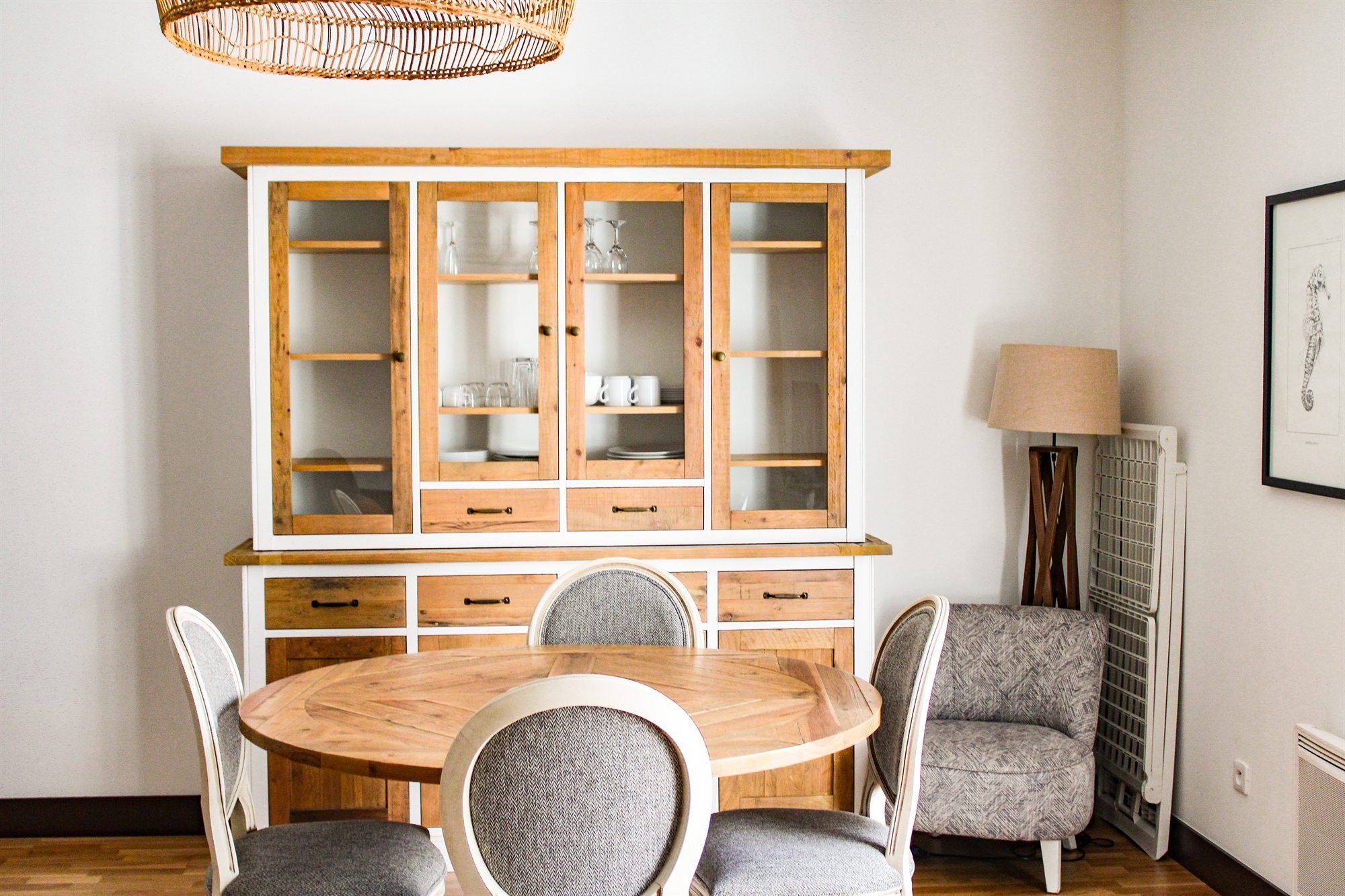 Appartement T2 — la table ronde et le vaisselier du coin repas