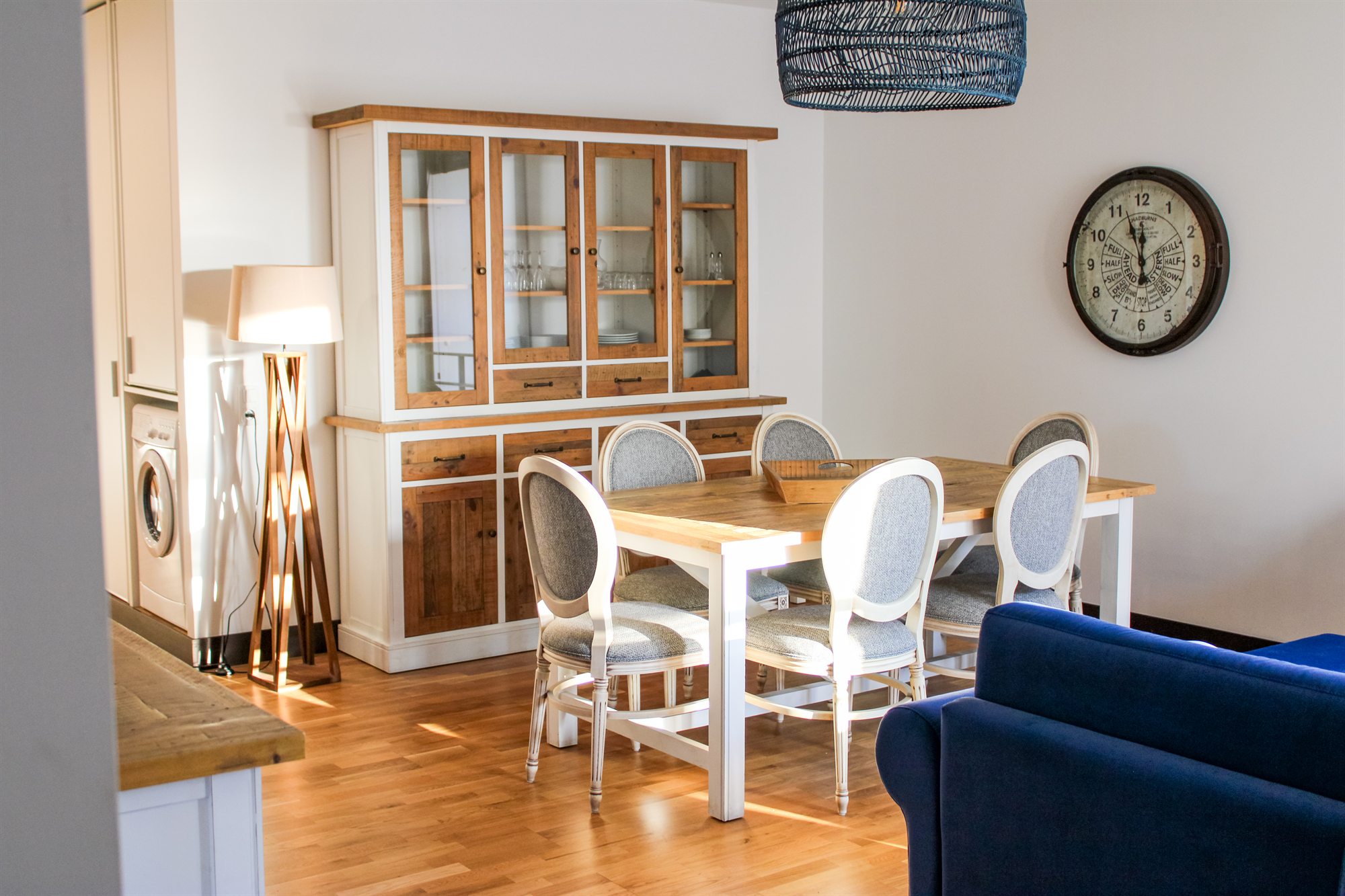 Appartement T2 — coin repas, buffet et lave-linge