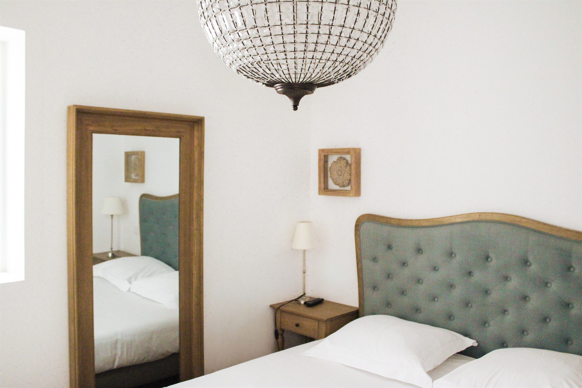 Appartement T2 — la chambre avec tête de lit capitonnée