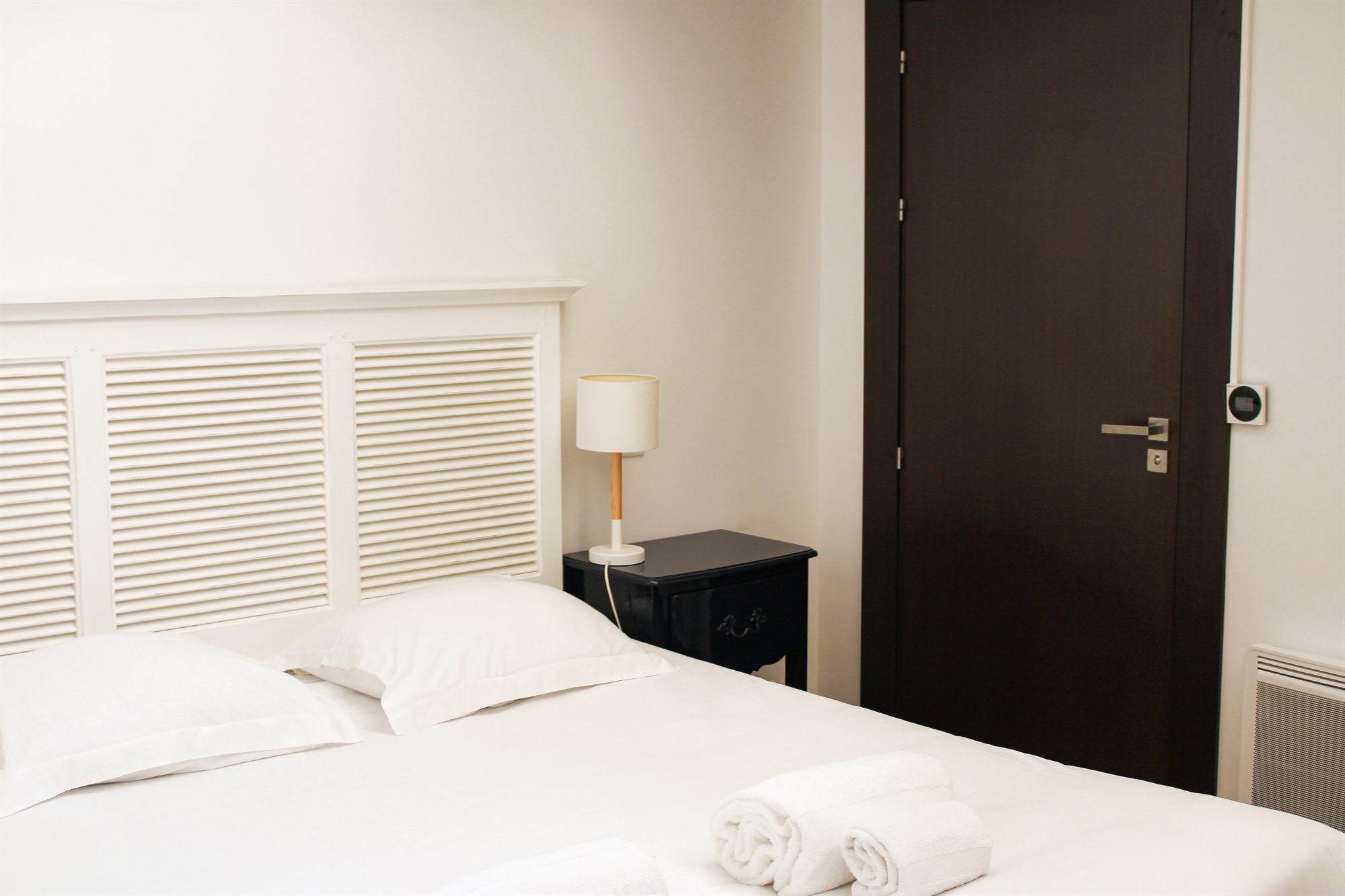 Appartement T2 — une chambre au lit préparé, linge fourni