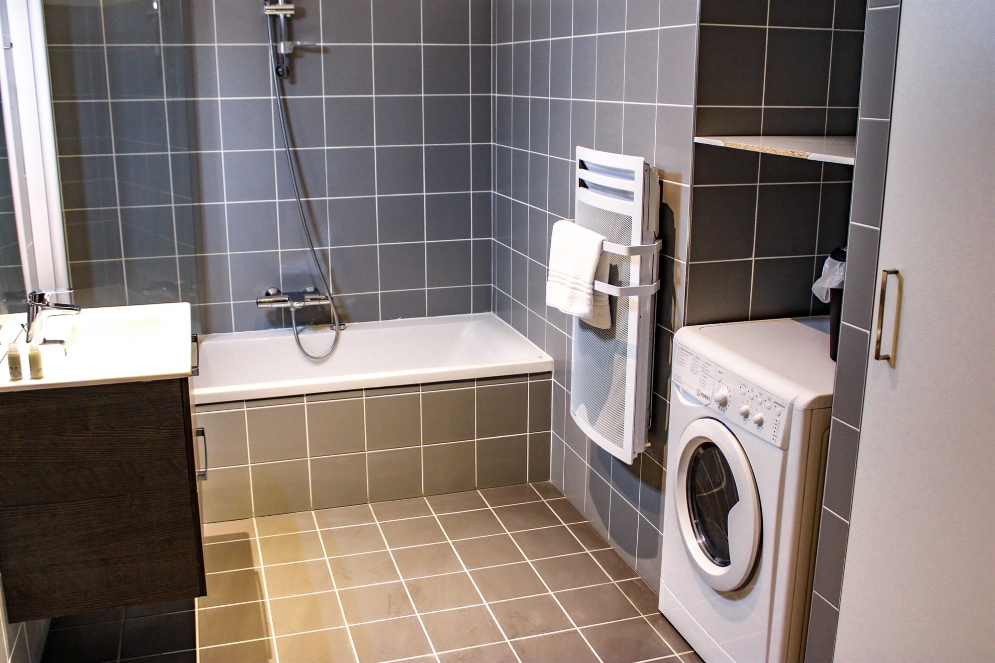 Appartement T2 — la salle de bain avec baignoire