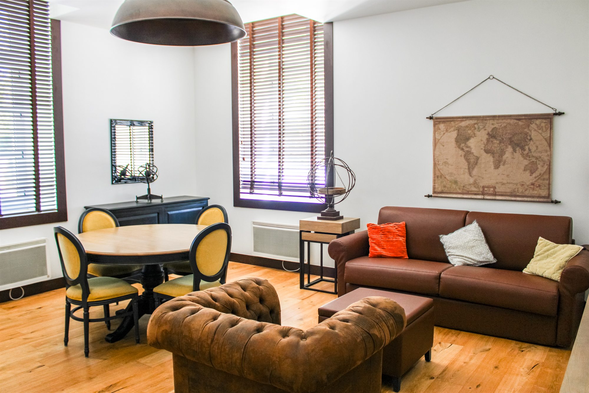 L'Appartement T3 de la Résidence de l'Arsenal Royal : le séjour lumineux avec canapé chesterfield