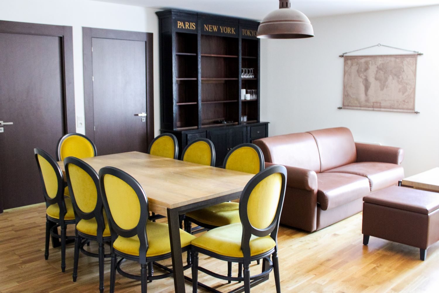 Appartement T3 — le coin repas avec vaisselier et banquette