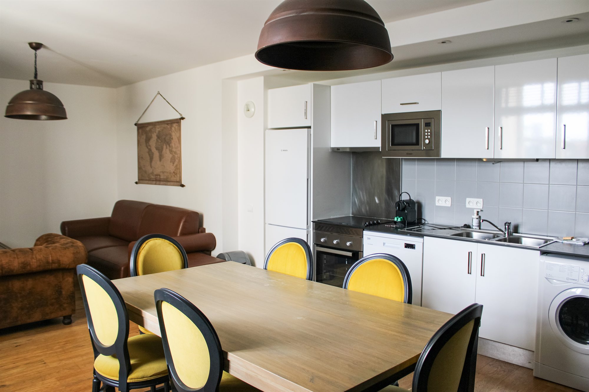 Appartement T3 — coin repas avec lave-linge