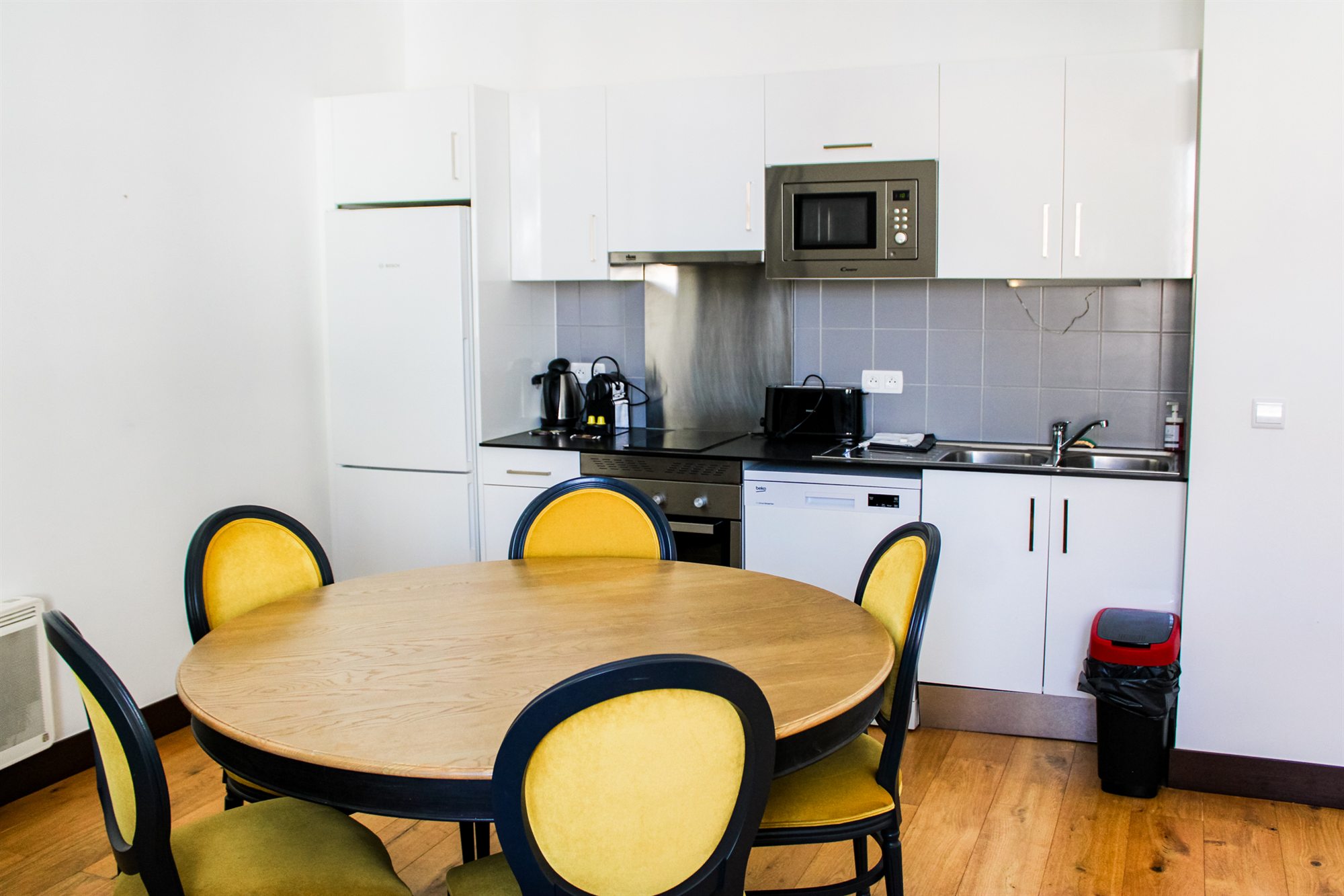 Appartement T3 — le coin repas et sa table ronde