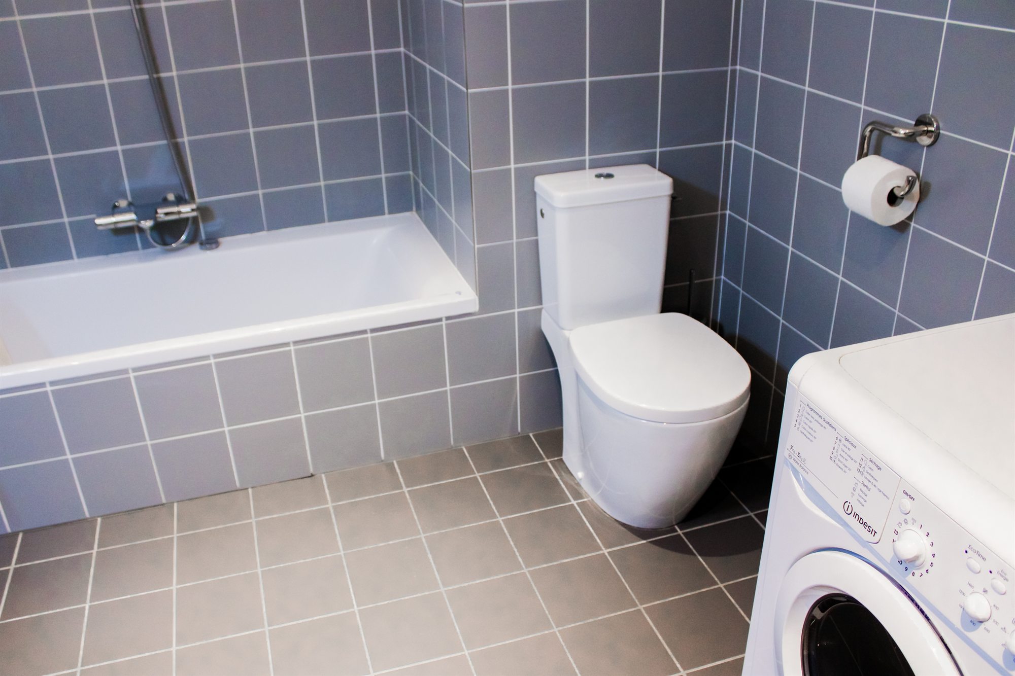 Appartement T3 — une salle de bain avec baignoire et lave-linge