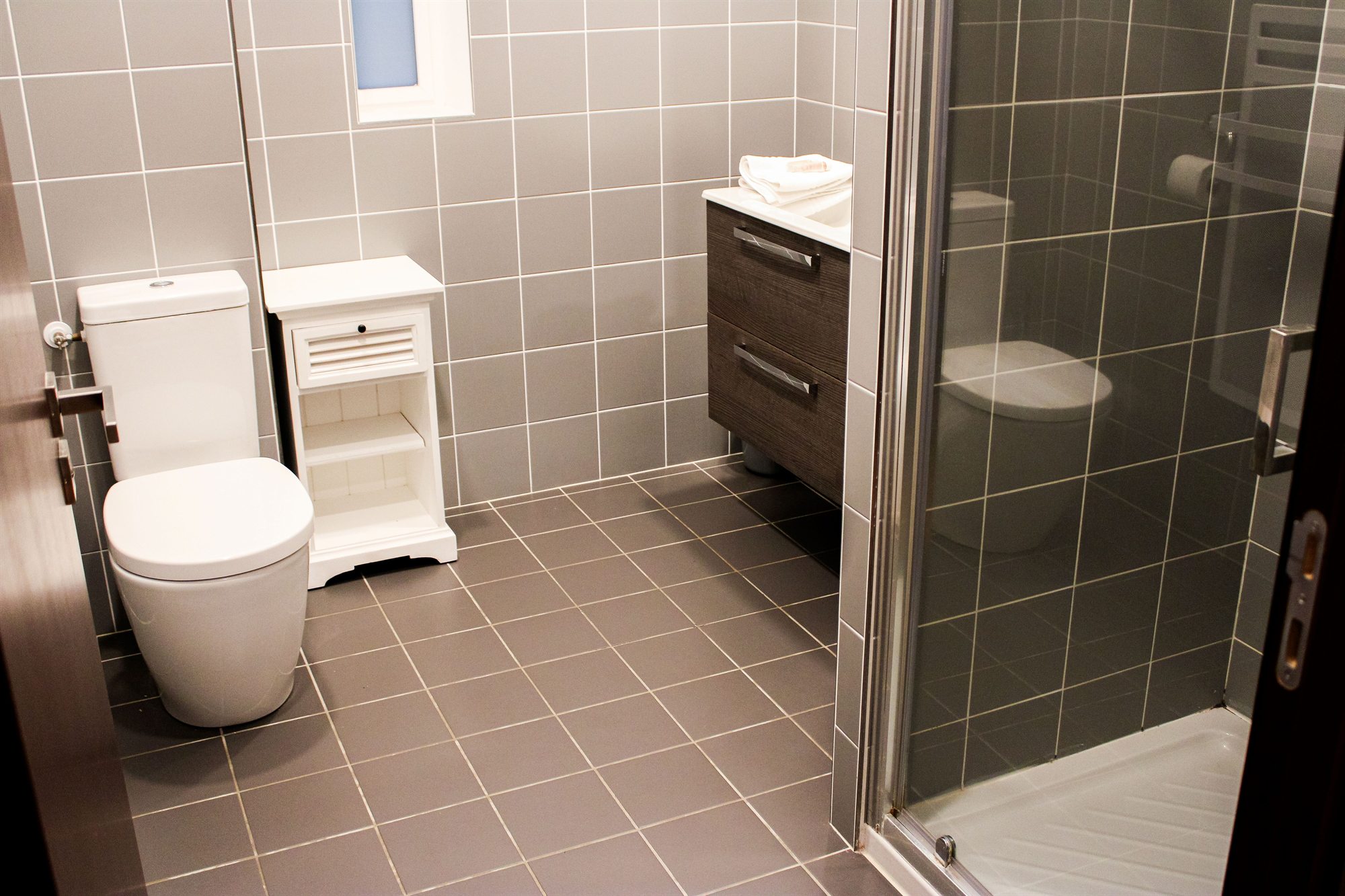 Appartement T3 — une salle de bain avec douche, meuble vasque et WC