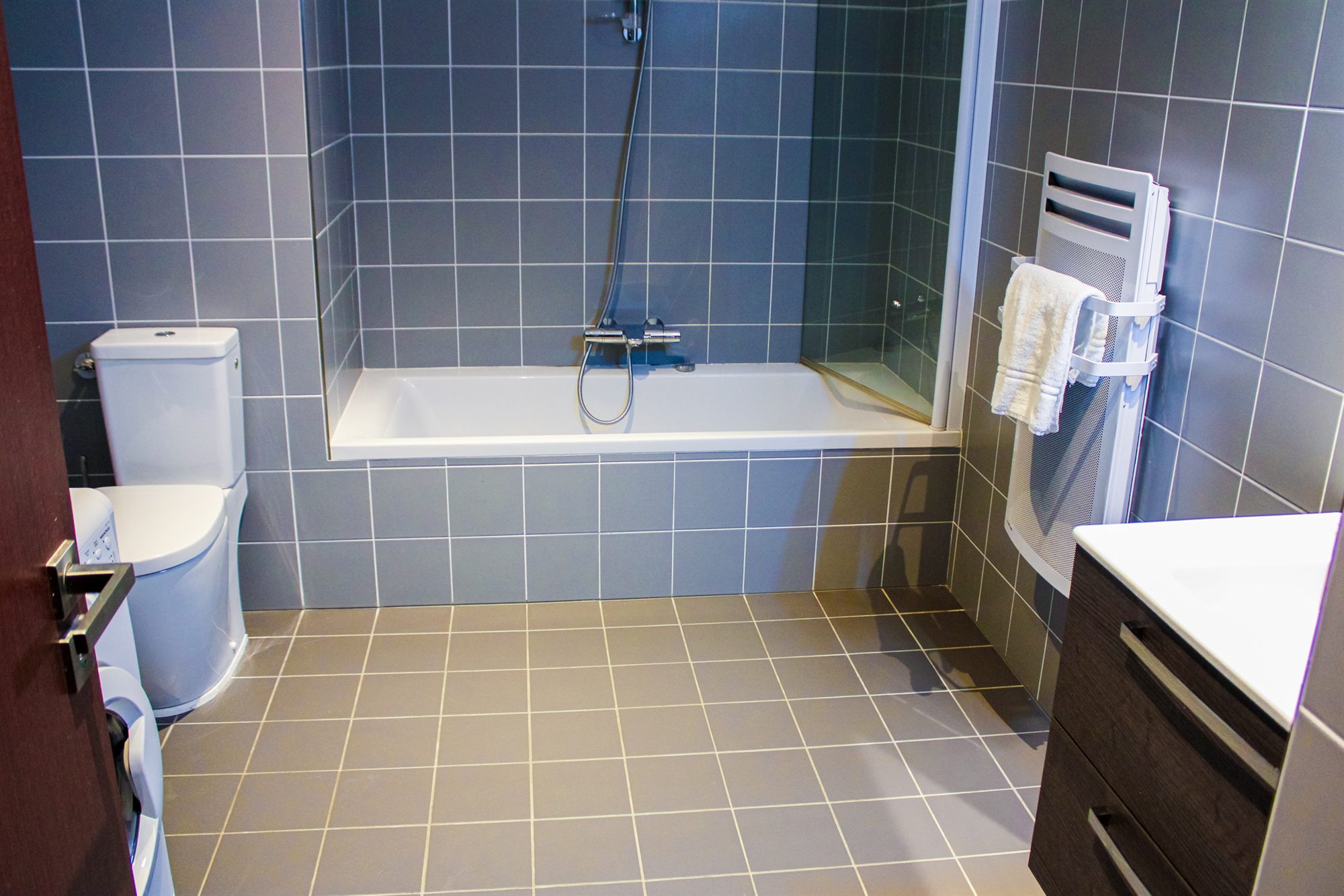 Appartement T3 — une seconde salle de bain avec baignoire