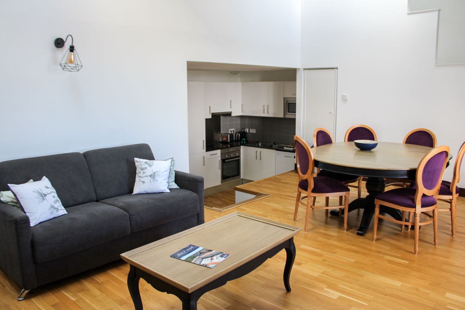 Appartement T4 — vue d'ensemble : séjour, coin repas et cuisine ouverte