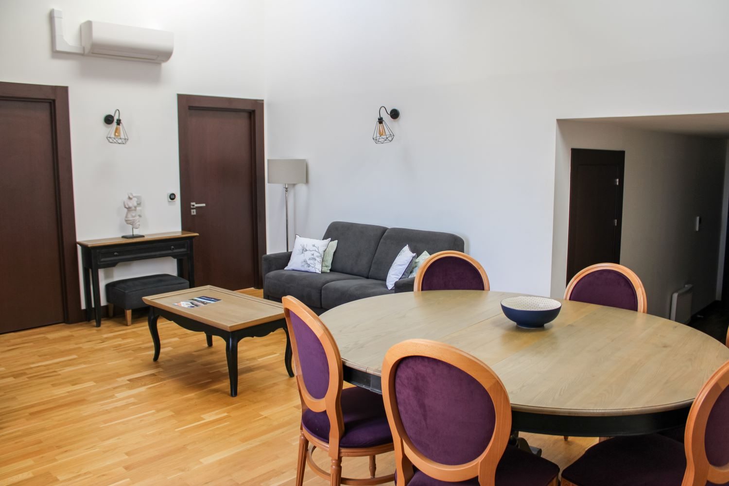 L'Appartement T4 de la Résidence de l'Arsenal Royal : le séjour lumineux ouvert sur le coin repas