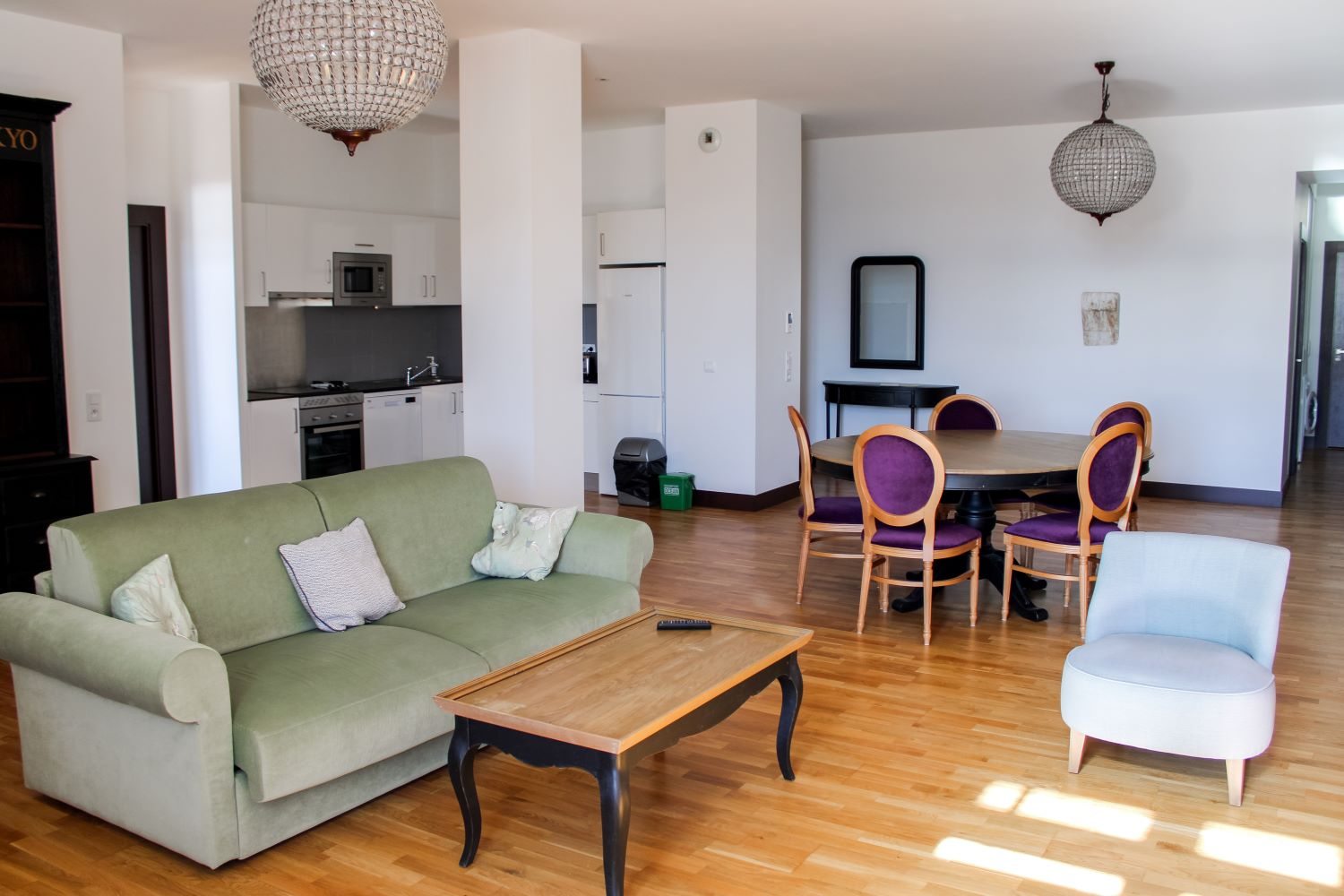 Appartement T4 — le salon avec canapé et fauteuil
