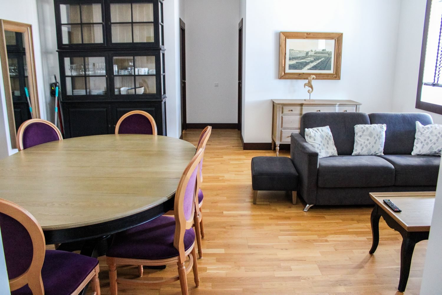 Appartement T4 — le coin repas, le vaisselier et l'horloge