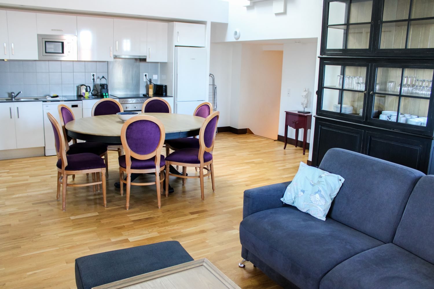 Appartement T4 — le coin repas ouvert sur la cuisine