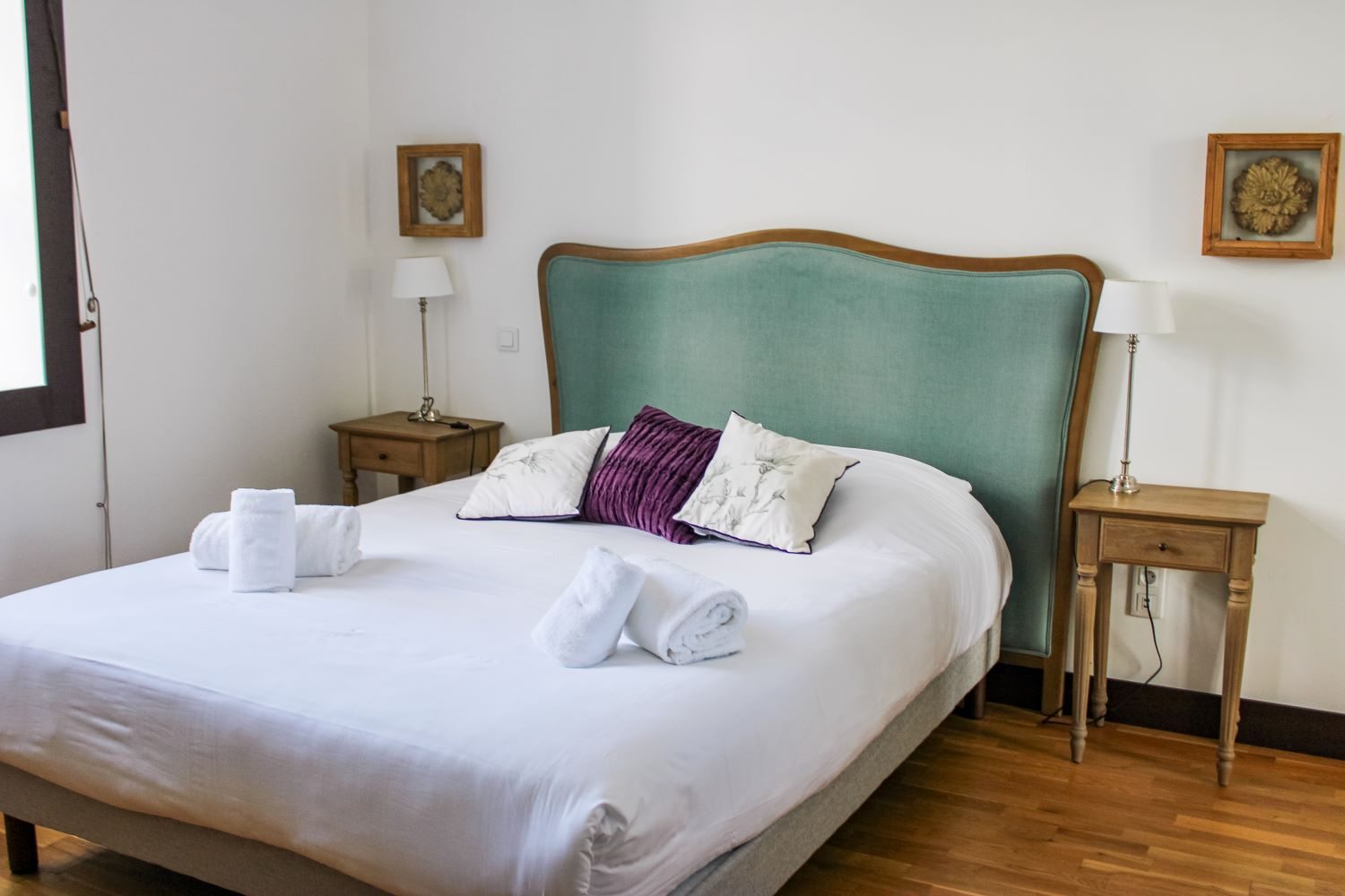 Appartement T4 — une chambre avec lit double et tête de lit turquoise