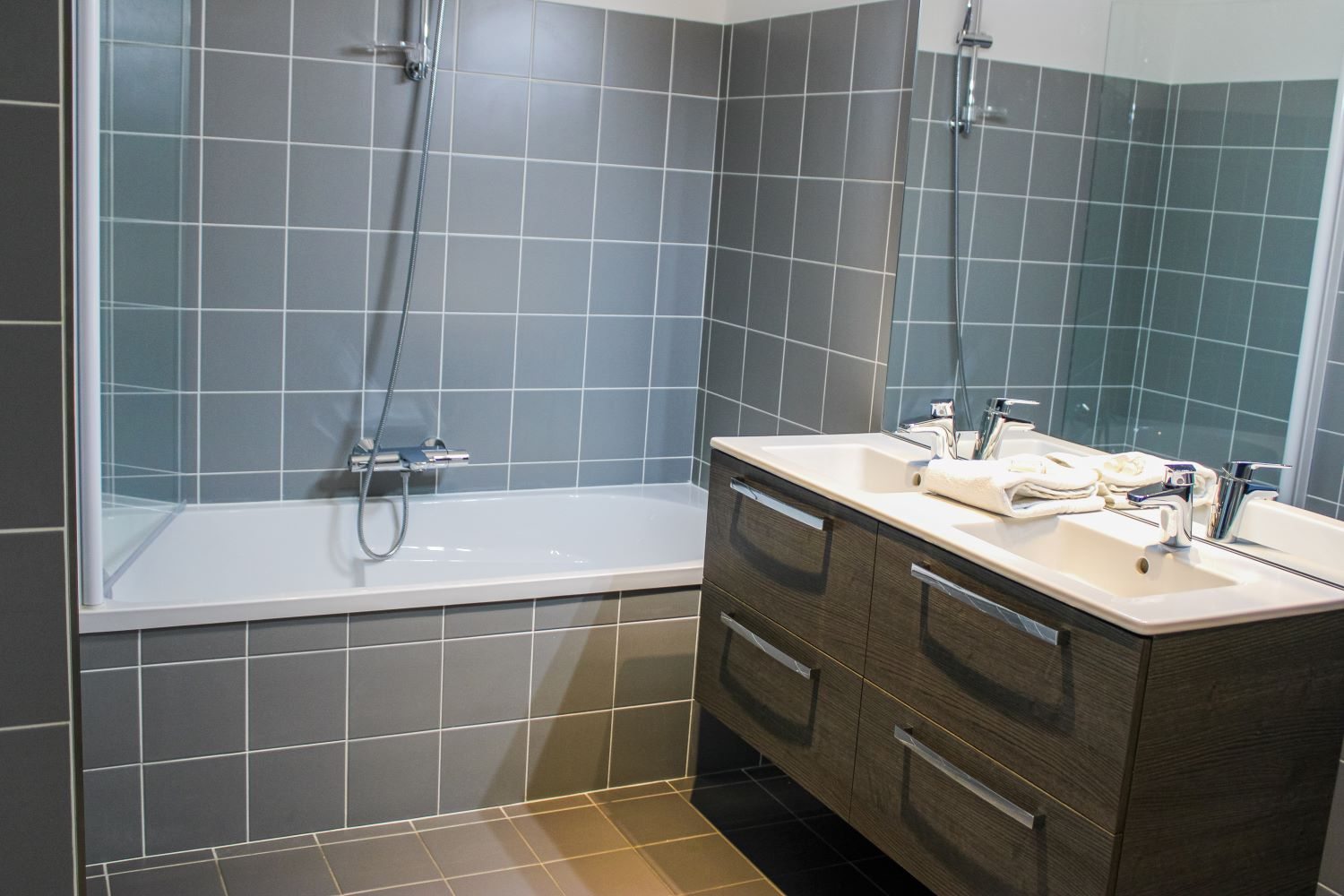 Appartement T4 — une salle de bain avec douche