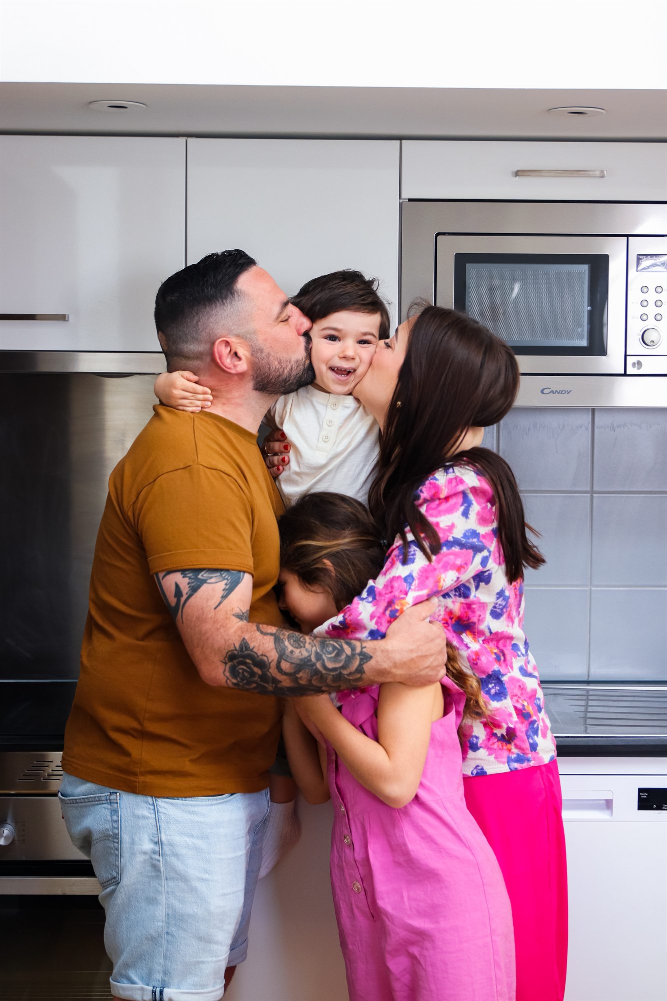 Complicité en famille dans la cuisine de l'appartement