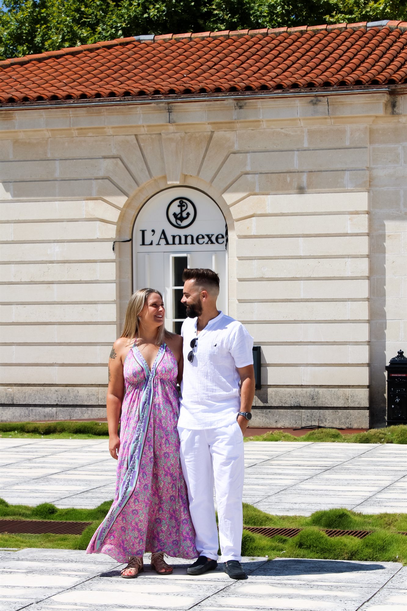 En couple devant l'Annexe de la Résidence